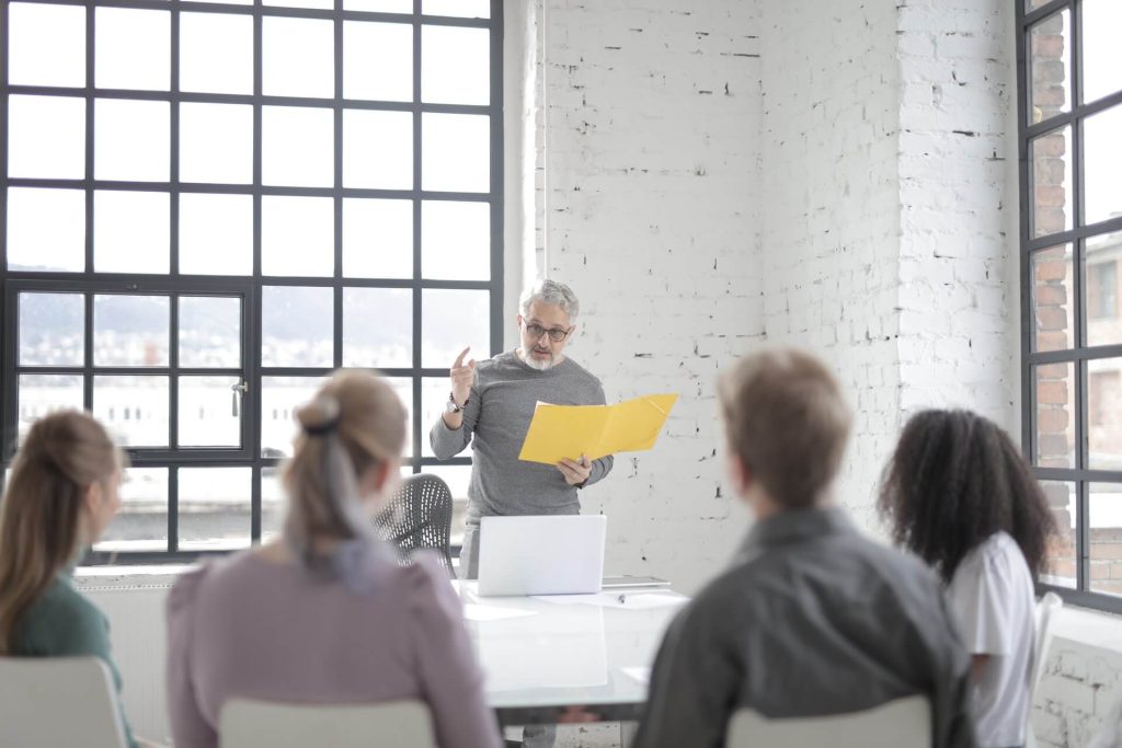 Entreprises Male Boss Speaking To Multiracial Colleagues At Conference 1024x683 1